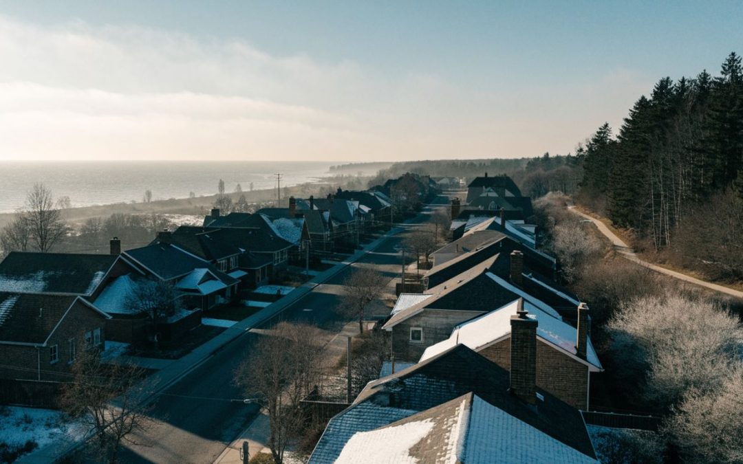 How Etobicoke’s Proximity to Lake Ontario and the Humber River Affects Winter Roof Damage